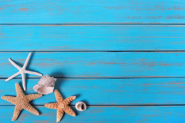 夏日沙滩海滨背景海星蓝老木漆脱皮 — 图库照片