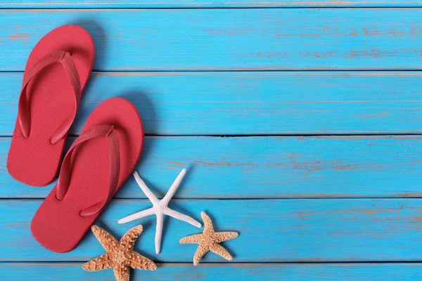 Beyaz deniz yıldızı beach ahşap arka plan mavi sınır yaz