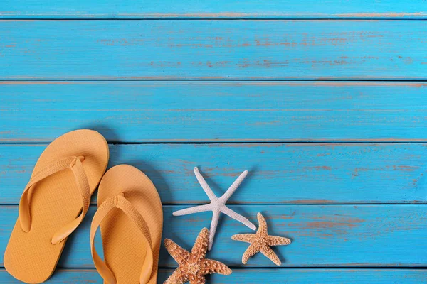 Yıldız balık yaz deniz kıyısı mavi ahşap arka plan Flip flop