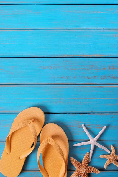 Chanclas Estrella Pescado Verano Mar Azul Madera Fondo Vertical — Foto de Stock