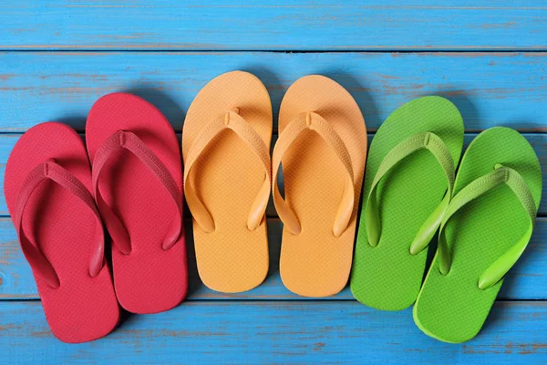 Flip flop satır eski yıpranmış mavi plaj ahşap arka plan