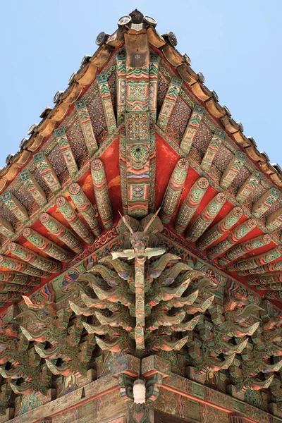 Kore Budist Tapınağı geleneksel eski çatı boyama