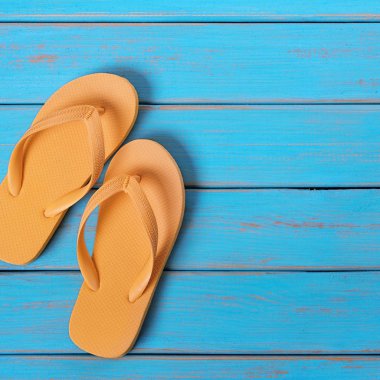 Flip flop eski yıpranmış mavi plaj ahşap