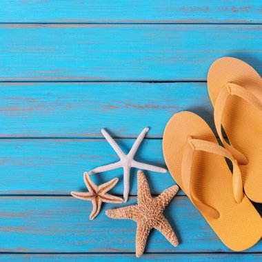 Flip flop deniz yıldızı parlak mavi plaj ahşap arka plan