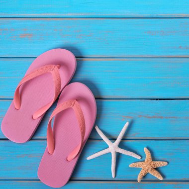 Beyaz deniz yıldızı beach ahşap arka plan mavi sınır yaz