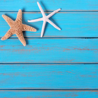 Deniz yıldızı eski yıpranmış mavi plaj ahşap güverte arka plan sınırı