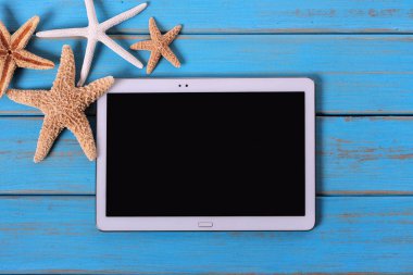 Tablet pc bilgisayar plaj yaz arka plan