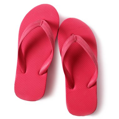 Kırmızı beyaz plaj beyaz arka plan üzerinde izole sandalet