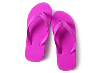 Canlı pembe beyaz plaj beyaz arka plan üzerinde izole sandalet