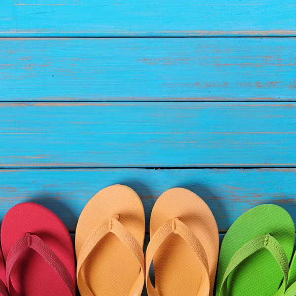 Chanclas Una Fila Azul Playa Madera Fondo — Foto de Stock