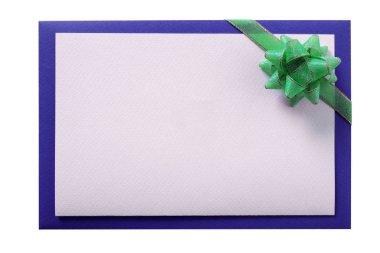 Kart mavi bir zarf içerisinde yeşil şerit izole beyaz arka plan davet