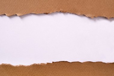 Kahverengi kağıt merkezi şerit beyaz arka plan yırtılmış 