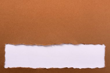 Kahverengi kağıt şerit alt kenar başlığı arka plan çerçevesinde yırtılmış