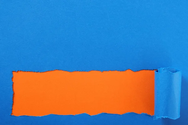 Sönderrivna Blått Papper Remsa Orange Bakgrund — Stockfoto
