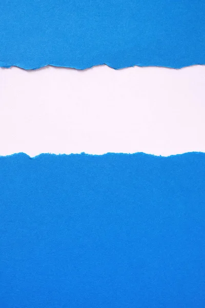 Rasgado azul papel tira desarrumado borda borda quadro vertical — Fotografia de Stock