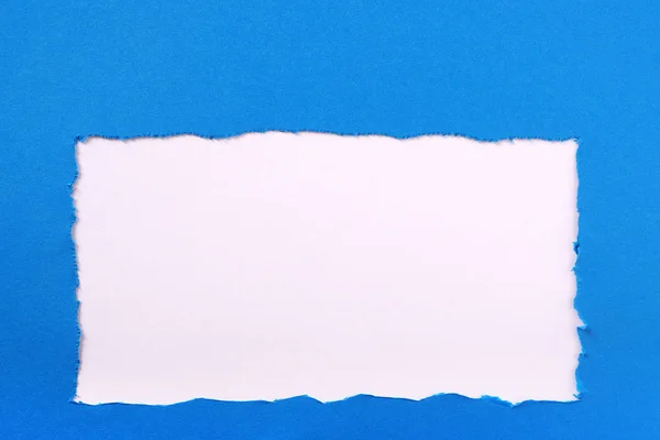 Strappato blu carta strappato bordo bianco sfondo telaio — Foto Stock