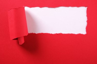 Kırmızı kağıt şerit kıvrık kenarı beyaz sınır arka plan yırtılmış