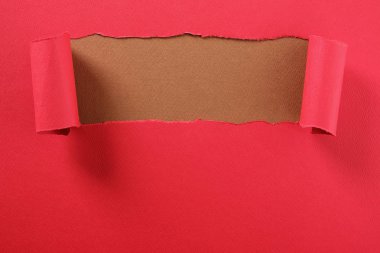 Kahverengi zemin açığa üst kenarı yırtık kırmızı kağıt şerit kıvrık