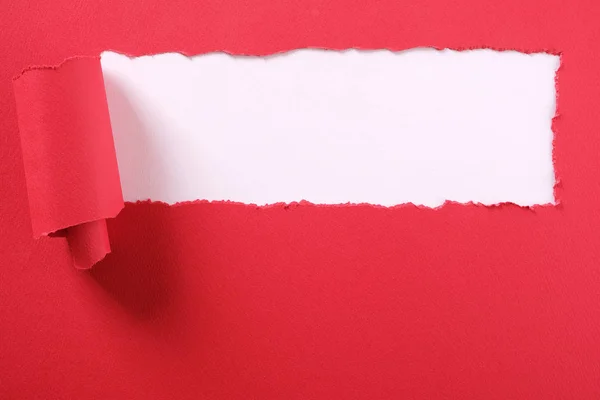 Heen en weer geslingerd rood papier strip banner witte achtergrond — Stockfoto