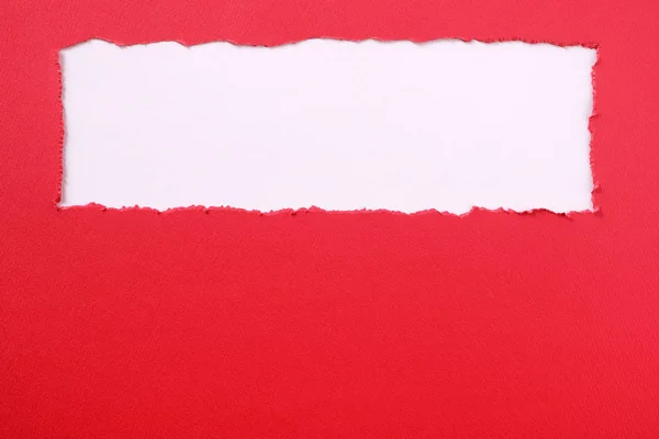 Sönderrivna rött papper strip banner slet kanten rubrik vita bak — Stockfoto