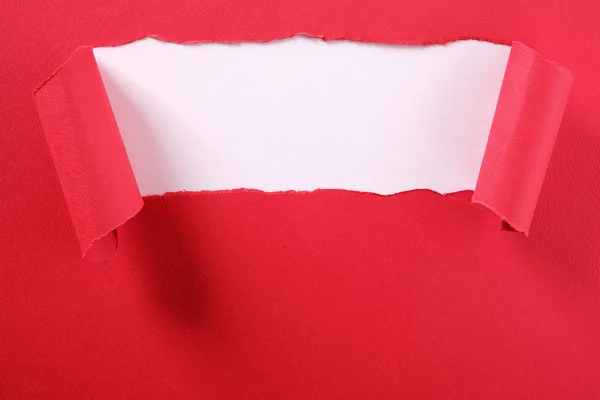 Bande de papier rouge déchiré bord bouclé révélant fond blanc — Photo