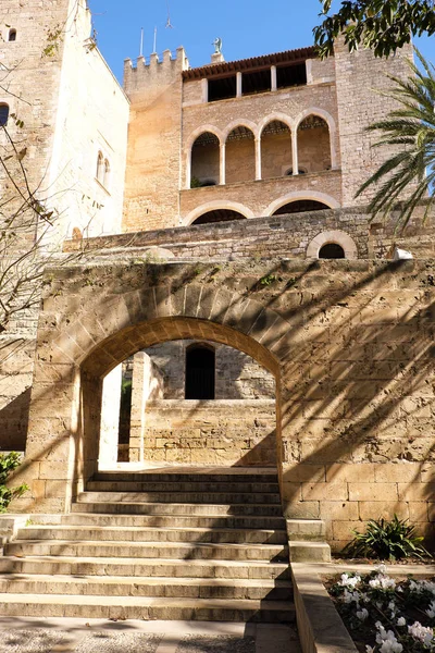 Palma Mallorca almudaina králi palác boční vchod zahradní oblouk — Stock fotografie