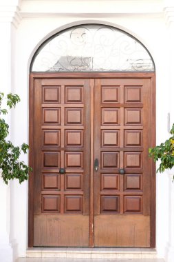 Küçük butik lüks otel ön kapı girişi Ispanya
