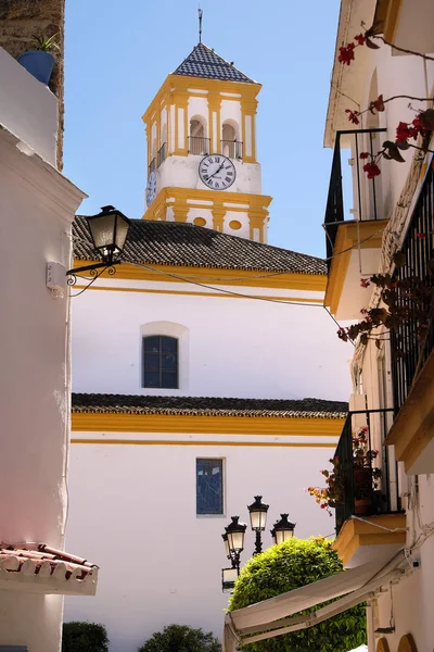 Marbella vieille ville église clocher village étroit blanchie à la chaux s — Photo