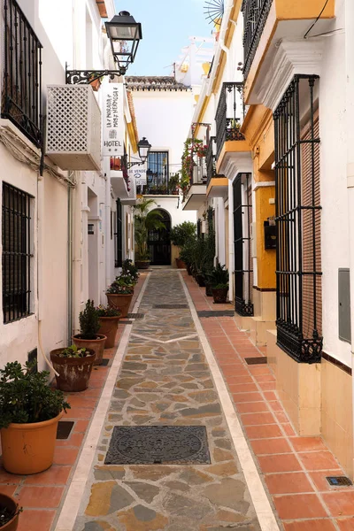 Marbella casco antiguo, Andalucía, España - 13 de marzo de 2019: casas de pueblo tradicionales encaladas y calle estrecha —  Fotos de Stock