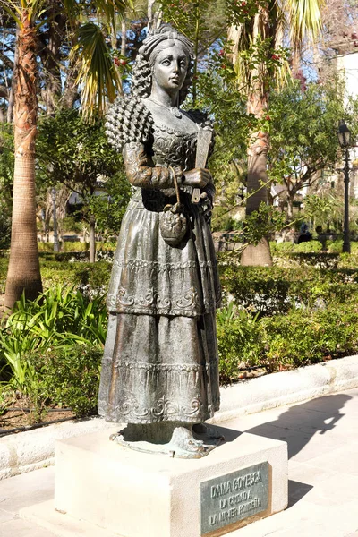 Ronda, Andalucia, Španělsko-16. březen 2019: bronzová socha Dama Goyesca v parku Alameda, Ronda, Španělsko — Stock fotografie