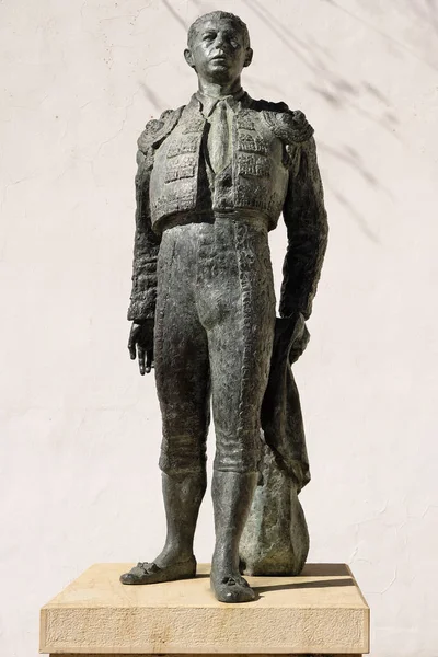 Ronda, Andaluzia, Espanha - 16 de março de 2019: estátua de bronze do famoso toureiro Antonio Ordonez situada fora da histórica praça de touros de Ronda, Espanha — Fotografia de Stock