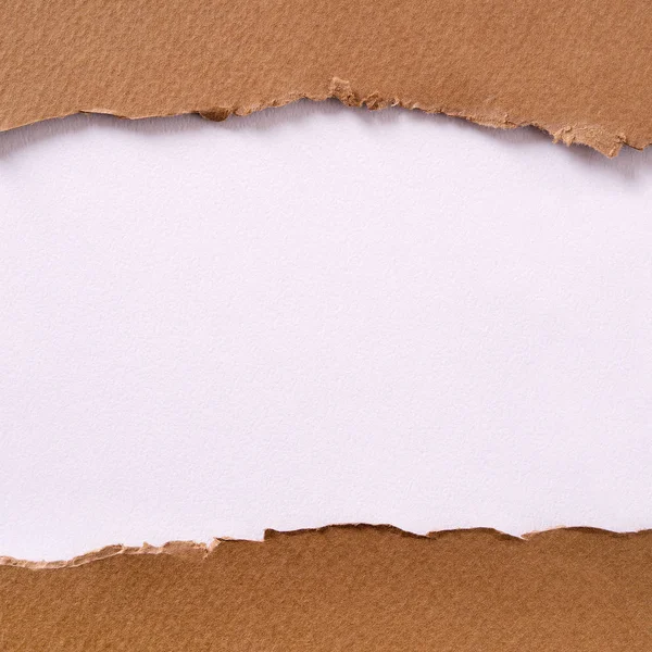 Sönderrivna brunt papper center strip vit bakgrund — Stockfoto