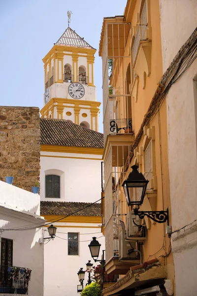 Marbella Andalucía España casco antiguo iglesia campanario y calle del antiguo pueblo —  Fotos de Stock