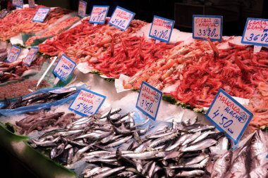 Palma Mallorca, İspanya - 20 Mart 2019 : yerel balık pazarı tezgahında satılık taze balık ve deniz ürünleri gösterisi