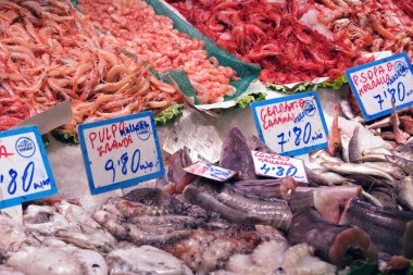 Palma Mallorca, İspanya - 20 Mart 2019 : yerel balık pazarı tezgahında satılık taze balık ve deniz ürünleri gösterisi