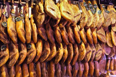 Palma Mallorca, İspanya - 20 Mart 2019 : serrano ve iberian iberico jambon yerel çiftçilerin kapalı pazar tezgahında satışa sergileniyor
