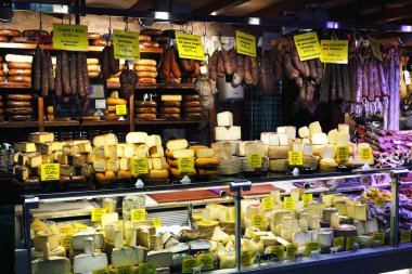 Palma Mallorca, İspanya - 20 Mart 2019 : serrano ve iberian iberico jambon bacaklar, sosis, chorizo ve peynir yerel çiftçilerin kapalı pazar tezgah dükkanında satışa sergileniyor