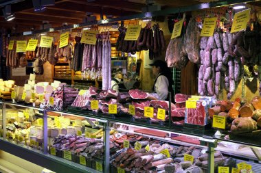 Palma Mallorca, İspanya - 20 Mart 2019 : serrano ve iberian iberico jambon bacaklar, sosis, chorizo ve peynir yerel çiftçilerin kapalı pazar tezgah dükkanında satışa sergileniyor