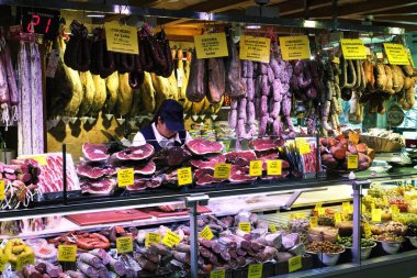 Palma Mallorca, İspanya - 20 Mart 2019 : serrano ve iberian iberico jambon bacaklar, sosis, chorizo ve peynir yerel çiftçilerin kapalı pazar tezgah dükkanında satışa sergileniyor