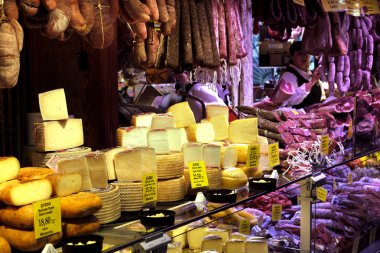 Palma Mallorca, İspanya - 20 Mart 2019 : serrano ve iberian iberico jambon bacaklar, sosis, chorizo ve peynir yerel çiftçilerin kapalı pazar tezgah dükkanında satışa sergileniyor