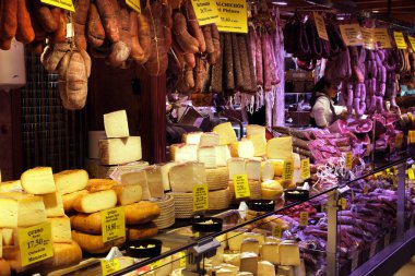 Palma Mallorca, İspanya - 20 Mart 2019 : serrano ve iberian iberico jambon bacaklar, sosis, chorizo ve peynir yerel çiftçilerin kapalı pazar tezgah dükkanında satışa sergileniyor