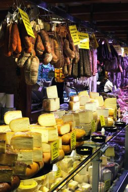 Palma Mallorca, İspanya - 20 Mart 2019 : serrano ve iberian iberico jambon bacaklar, sosis, chorizo ve peynir yerel çiftçilerin kapalı pazar tezgah dükkanında satışa sergileniyor