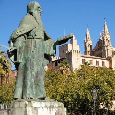 Palma de Mallorca, Ispanya-25 Mart, 2019: ünlü Gotik katedral Santa Maria La Seu, Kings Saray Almudaina ve Ramon Llull heykeli ön planda yan görünümü