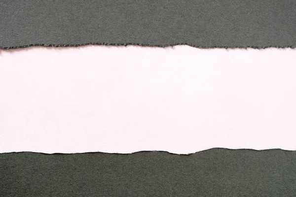 Rasgado cinza papel tira branco fundo reto plano — Fotografia de Stock