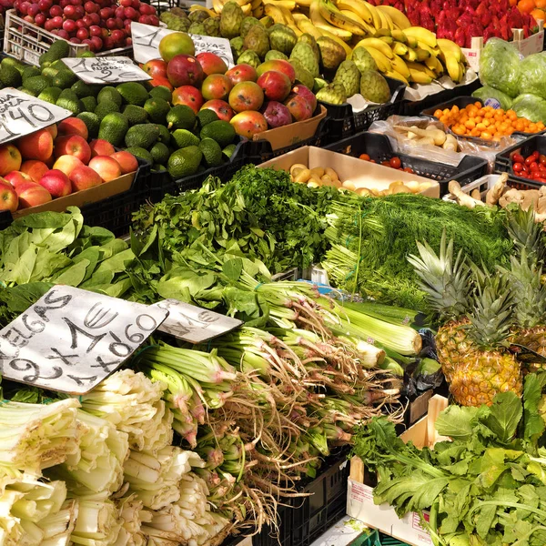 마르베야, 말라가 지방, 안달루시아, 스페인 - 2019년 3월 18일 : 현지 농산물 시장에서 판매되는 신선한 과일과 채소 — 스톡 사진