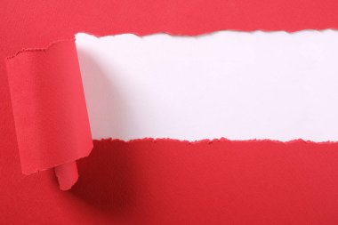 Kenar çerçeve beyaz arka plan sökük yırtık kırmızı kağıt şerit