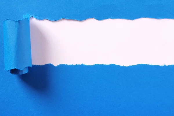 Strappato blu carta striscia titolo bianco sfondo telaio — Foto Stock