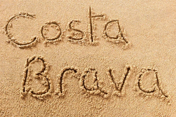 Costa brava handgeschriebene sandbotschaft am strand — Stockfoto