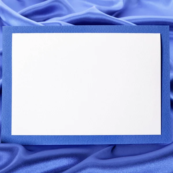 Открытки или приглашения с синим атласным фоном, в — стоковое фото