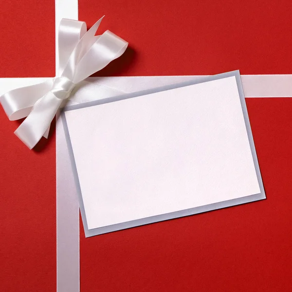 Tarjeta de regalo de Navidad o etiqueta y sobre, lazo de cinta blanca, rojo —  Fotos de Stock